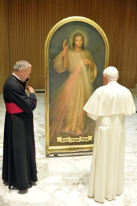 Benedykt XVI błogosławi Obraz Pana Jezusa Miłosiernego